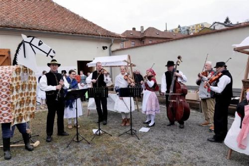 Foto: Masopust v Třebíči: Tradiční masky, tanec a chutě na Šmeralově statku