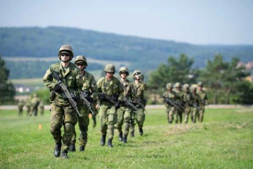 obrázek:Středoškoláci vstupují do vojenského výcviku ve Vícenicích