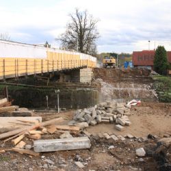 Most přes železniční trať v Okrouhlici dostává novou tvář