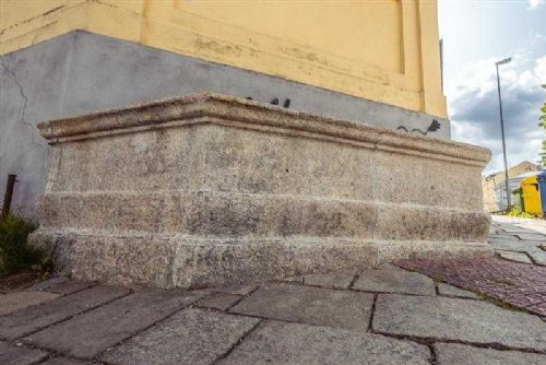 obrázek:Historická kašna v Jihlavě oživena květinami
