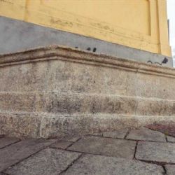 Historická kašna v Jihlavě oživena květinami