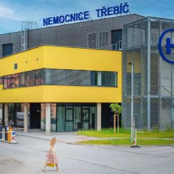 Nový parkovací dům u třebíčské nemocnice: 200 míst a otevření v červnu