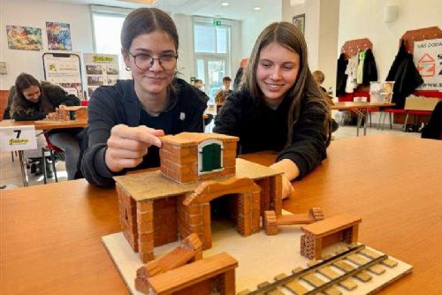 obrázek:Žákyně ze Žďáru nad Sázavou zvítězily v soutěži o nejhezčí nádraží z cihliček