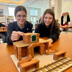 Žákyně ze Žďáru nad Sázavou zvítězily v soutěži o nejhezčí nádraží z cihliček