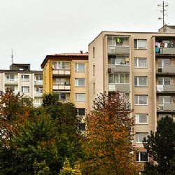 Žďár nad Sázavou bojuje s bytovou krizí: Řešení v odkupu soukromých bytů