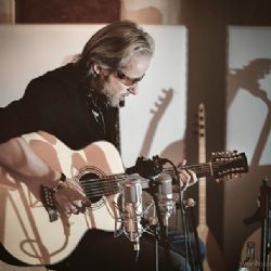 Do Třebíče přijede německý folkař Dyrk Shivay