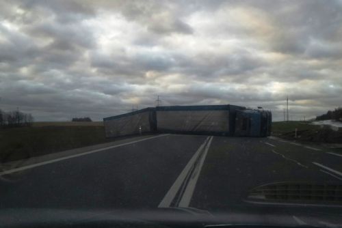 Obrázek - Převrácený kamion na hlavním tahu mezi Jihlavou a Havlíčkovým Brodem, foto: REGIONVYSOČINA.CZ