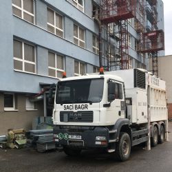 Při rekonstrukci interního pavilonu jihlavské nemocnice pomáhá i sací bagr