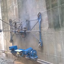 Vnitřní plášť chladicí věže dukovanské elektrárny opravuje speciální pavouk