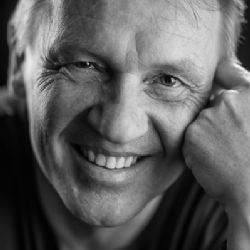 Kněz Zbigniew Czendlik pobaví v pondělí Moravské Budějovice