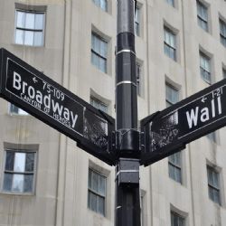 Americké akcie klesají - Fed nesníží sazby