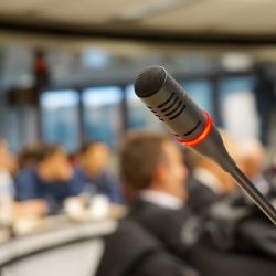 Bývalí klienti dětských domovů - vzdělání je klíčem k úspěchu, hrozí kybernetické nebezpečí