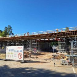 Neukáznění řidiči ohrožují stavbu mostu u Habrů