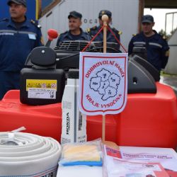 Další čerpadla i přilby s sebou přivezli hasiči do Zakarpatské oblasti Ukrajiny