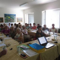 Letní škola seniorů: Proč se vyplatí chodit o prázdninách do školy