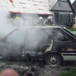 Na zahradě rodinného domu na Havlíčkobrodsku shořel osobní vůz, škoda převýšila 18 tisíc korun