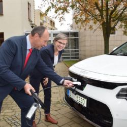 Kraj Vysočina inovuje vozový park. Z dotačních prostředků Národního plánu obnovy zakoupil nový elektromobil
