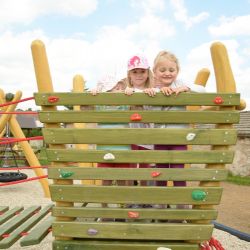 Děti z Mikulovic dostaly k svátku moderní Oranžové hřiště