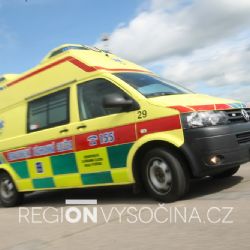 Devatenáctiletý mladík nezvládl řízení a u Kamenice se těžce zranil 