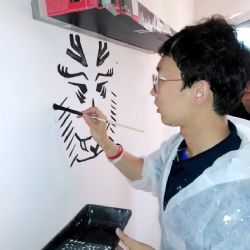 Domov bez zámku v Náměšti nově zdobí dvacetimetrová nástěnná malba