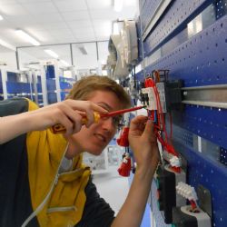 Finští žáci - instalatéři, elektrikáři a tesaři na zkušené v Jihlavě