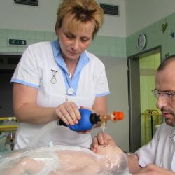 Jihlavští zdravotníci nacvičují záchranu života na unikátním modelu novorozence