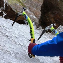 Ledoví horolezci se připravují na stěnu ve Víru