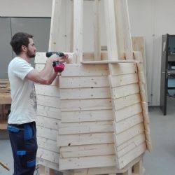 Mladí stavaři z Jihlavy pracují na majáku bezpečí