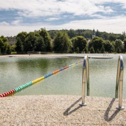 O víkendu otevřelo přírodní koupaliště Malvíny