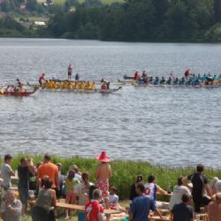 Posádky dračích lodí budou o víkendu na rybníku Řeka bojovat o trofej rytíře Střely