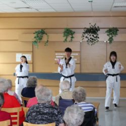 Seniory v Náměšti nad Oslavou navštívili korejští dobrovolníci