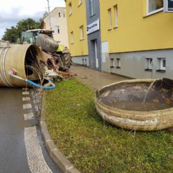 Traktorista v centru Pelhřimova převrátil přívěs na silnici