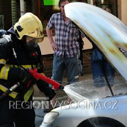 V Dolní ulici v Havlíčkově Brodě hořelo auto