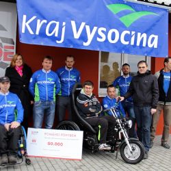 Vysočinský tým Handy cyklo maratonu 2016 podpořil koupi nového vozíku pro Standu Hájka 