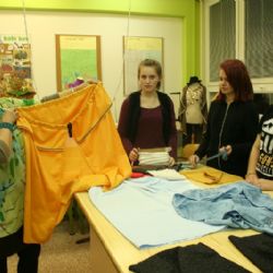 Třem králům šijí pláště ve škole v Pelhřimově