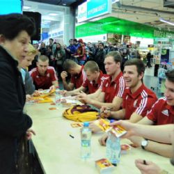 Hokejisté jihlavské Dukly se podepisovali fanouškům